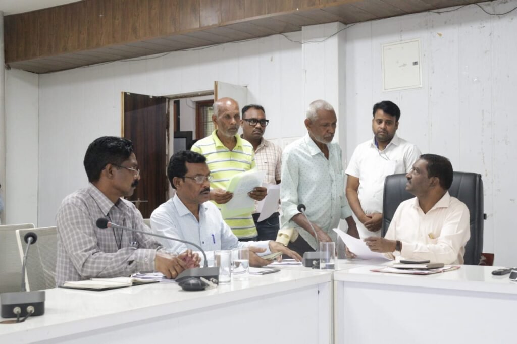 कलेक्टर के मार्गदर्शन में अपर कलेक्टर ने जनदर्शन में सुनी आमजनों की समस्याएं - सक्ती, छत्तीसगढ़