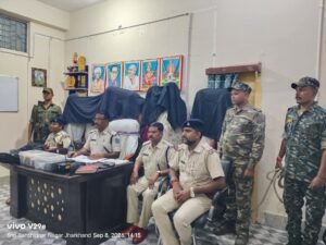 नगर उंटारी में अवैध जुआ अड्डे पर पुलिस की बड़ी कार्रवाई, 8 गिरफ्तार 2 नगर उंटारी में अवैध जुआ अड्डे पर पुलिस की बड़ी कार्रवाई, 8 गिरफ्तार - गढ़वा, झारखंड