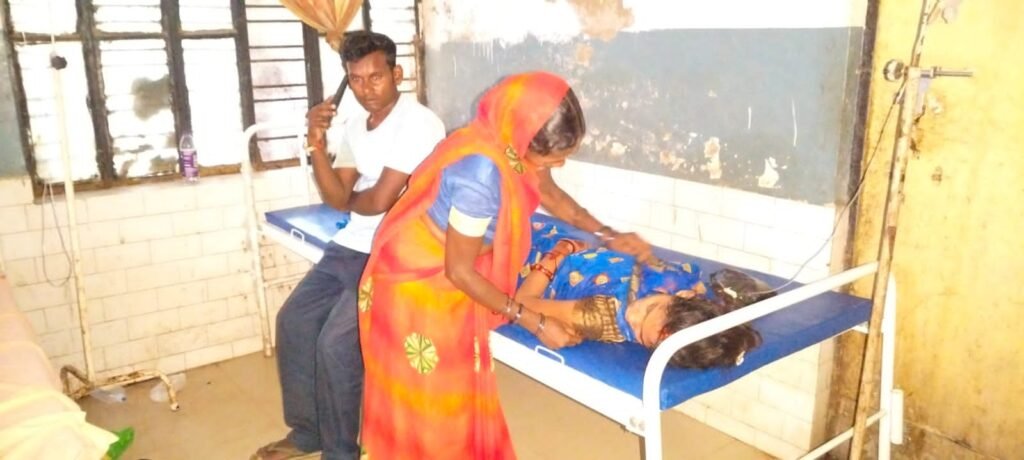 मायके में विवाहिता ने किया विषाक्त पदार्थ का सेवन, हालत गंभीर देख जिला अस्पताल रेफर 1 मायके में विवाहिता ने किया विषाक्त पदार्थ का सेवन, हालत गंभीर देख जिला अस्पताल रेफर - SONBHADRA, उत्तर प्रदेश