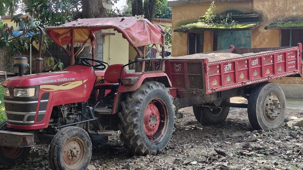 कनहर नदी में अलसुबह अवैध बालू खनन का खेल, वन विभाग ने पकड़ी ट्रैक्टर-ट्रॉली