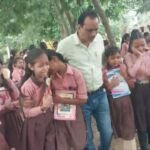 गुरुजी के तबादले की खबर सुन फूट-फूटकर रो पड़े बच्चे