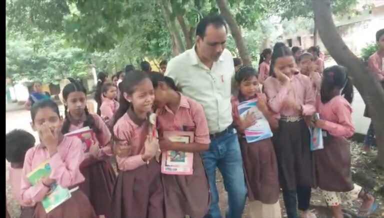 गुरुजी के तबादले की खबर सुन फूट-फूटकर रो पड़े बच्चे