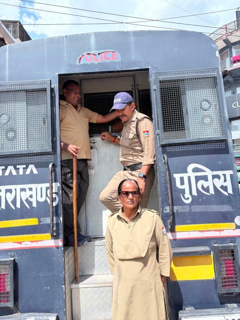 हर की पौड़ी चौकी प्रभारी अंशुल अग्रवाल के नेतृत्व में 40–50 भिक्षुकों को भेजा गया भिक्षुक गृह