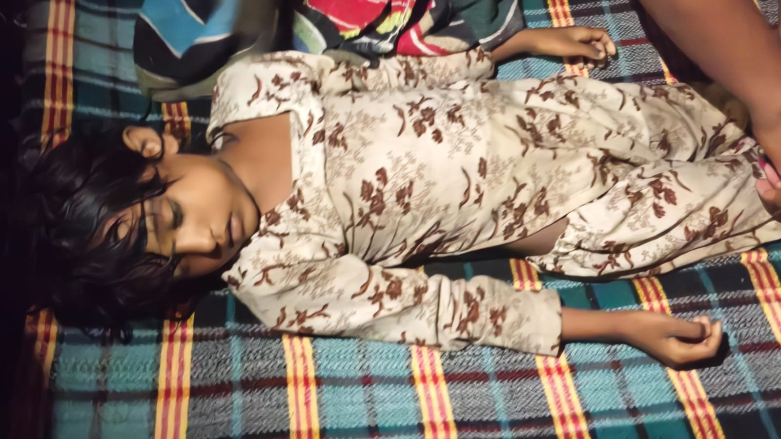 अलमारी में छिपे सांप के काटने से 8 वर्षीय बच्ची की दर्दनाक मौत, परिवार में मचा कोहराम 11 अलमारी में छिपे सांप के काटने से 8 वर्षीय बच्ची की दर्दनाक मौत, परिवार में मचा कोहराम - SHAMLI, उत्तर प्रदेश
