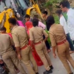 महिलाओं का जोरदार प्रदर्शन: नाला बनने से मक्के व धान की फसल नष्ट होने और घरों में पानी घुसने के डर से भंडारिया मोहल्ले की दर्जनों महिलाएं जेसीबी के सामने लेट गईं।