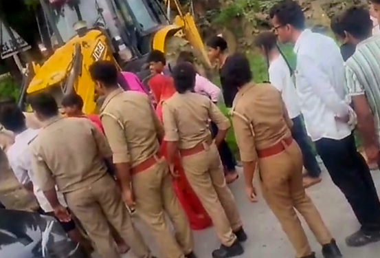 महिलाओं का जोरदार प्रदर्शन: नाला बनने से मक्के व धान की फसल नष्ट होने और घरों में पानी घुसने के डर से भंडारिया मोहल्ले की दर्जनों महिलाएं जेसीबी के सामने लेट गईं।