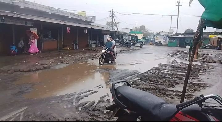मुनू बस स्टैंड में सड़क बीचों बीच बना गड्ढा दुर्घटना को दे रहा न्योता