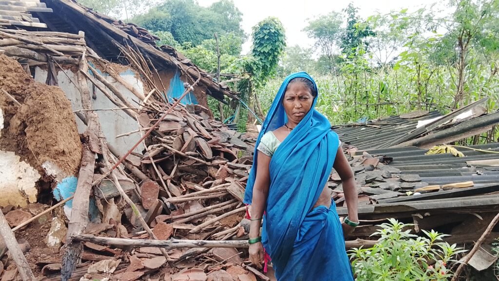 बारिश में गिरा घर बेघर हुई रामबाई बैगा तीन दिनों से लगातार काट रहा ग्राम पंचायत का चक्कर नहीं सुन रही सरपंच सचिव - मंडला, मध्य प्रदेश