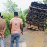 लोहान कृषि फार्म सिंगारपुर मार्ग बदहल छीन ली मजदूरों की आज की रोटी बांस से भरा ट्रक फंसा घंटों तक रहा जाम मजदूरों को होना पड़ा वापस