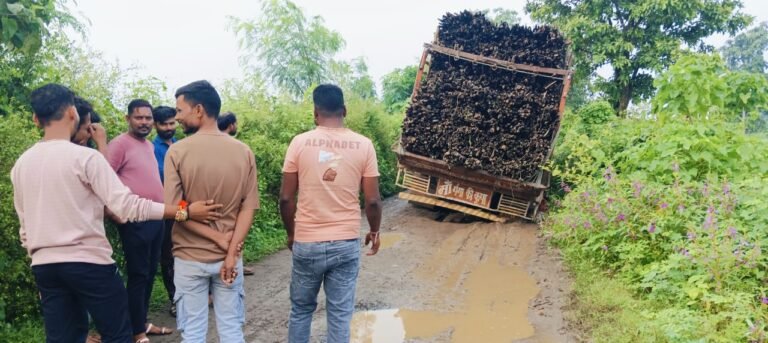 लोहान कृषि फार्म सिंगारपुर मार्ग बदहल छीन ली मजदूरों की आज की रोटी बांस से भरा ट्रक फंसा घंटों तक रहा जाम मजदूरों को होना पड़ा वापस