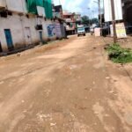 जिला मुख्यालय से महज 1 किलो मीटर की दुरी पर सड़क हाल बेहाल