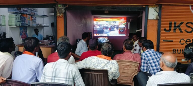 ब्लॉक कांग्रेस कमेटी कार्यालय मोहगांव अध्यक्ष इकबाल खान के नेतृत्व में देखा छात्रों की गूंज का सीधा प्रसारण