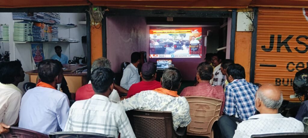 ब्लॉक कांग्रेस कमेटी कार्यालय मोहगांव में देखा गया छात्रों की गूंज कार्यक्रम का सीधा लाईब प्रसारण - मंडला, मध्य प्रदेश