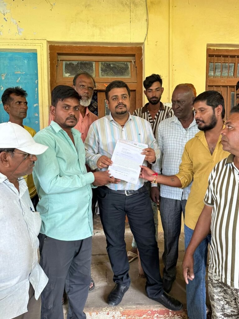 आज खाचरोद में अनुविभागी अधिकारी महोदय एवं नगर पालिका अधिकारी को वार्ड नंबर 21 के पार्षद प्रतिनिधि लखन गोहर के साथ वार्ड के रहवासियों द्वारा ज्ञापन दिया गया