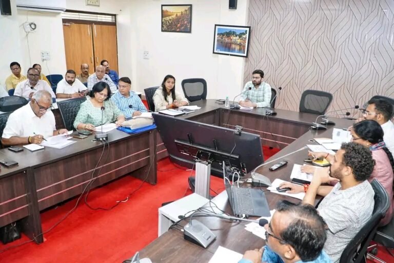 उज्जैन में CEO जिला पंचायत श्री श्रेयांश कूमट की अध्यक्षता में शिक्षा विभाग की समीक्षा बैठक आयोजित।