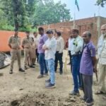 सुलतानपुर के नेवादा इसहाकपुर में राजस्व व सप्लाई विभाग के द्वारा हटाया गया अवैध अतिक्रमण
