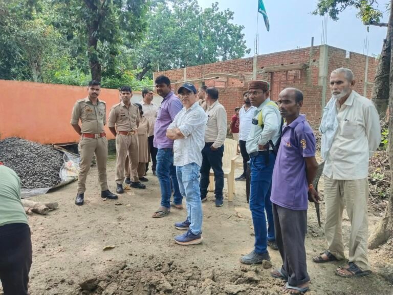 सुलतानपुर के नेवादा इसहाकपुर में राजस्व व सप्लाई विभाग के द्वारा हटाया गया अवैध अतिक्रमण