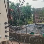 ​सांकरिया खेड़ी। ग्राम पंचायत सांकरिया खेड़ी में बिजली विभाग की घोर लापरवाही के कारण कभी भी बड़ा हादसा हो सकता है। गाँव में स्थापित विद्युत ट्रांसफार्मर पर खुले और जर्जर तार लटक रह