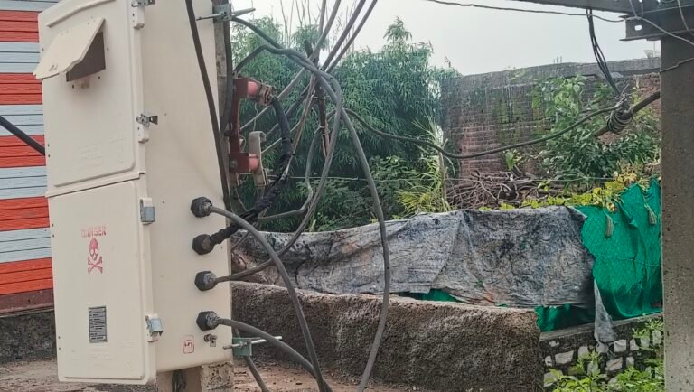 सांकरिया खेड़ी। ग्राम पंचायत सांकरिया खेड़ी में बिजली विभाग की घोर लापरवाही के कारण कभी भी बड़ा हादसा हो सकता है। गाँव में स्थापित विद्युत ट्रांसफार्मर पर खुले और जर्जर तार लटक रह