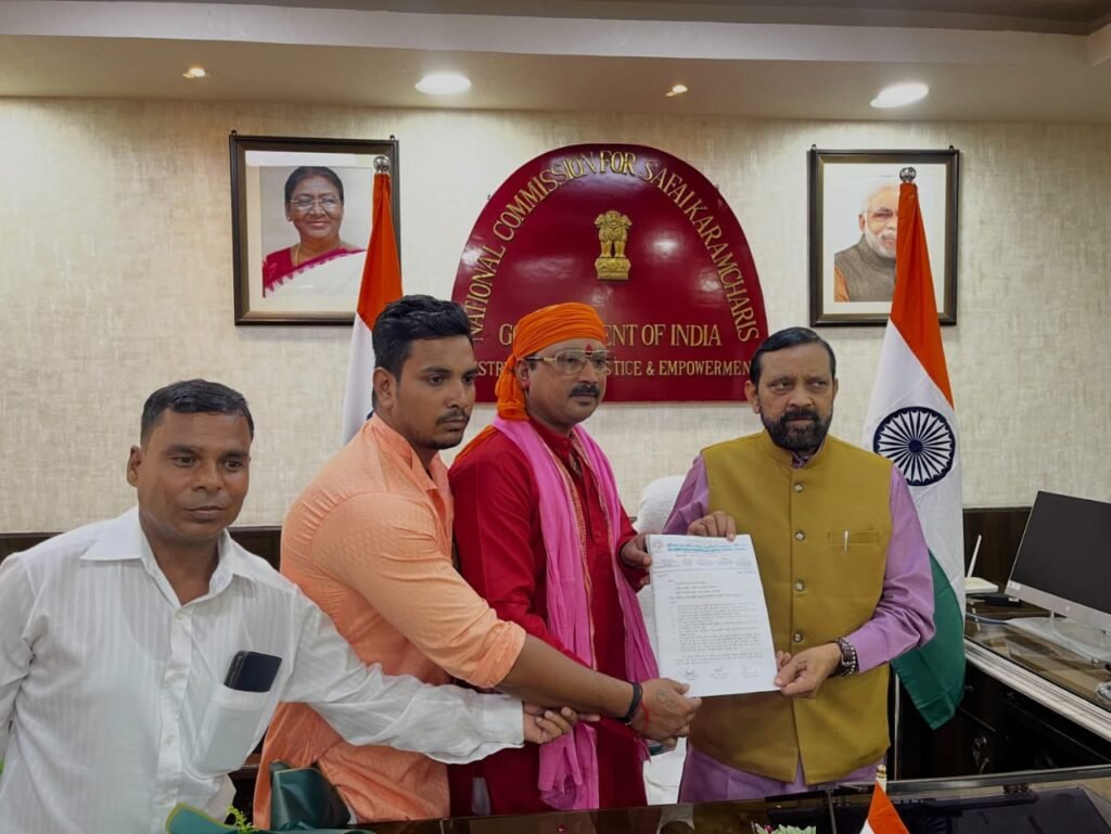 ललितपुर से दिल्ली तक गूंजी सफाई कर्मियों की आवाज - स्थायी नियुक्ति और अनुकम्पा नियुक्ति की मांग को लेकर राष्ट्रीय अध्यक्ष को सौंपा ज्ञापन। - LALITPUR, उत्तर प्रदेश