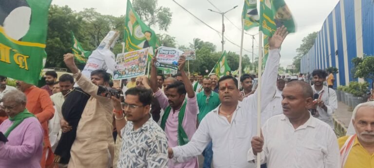 चुनाव आयोग की मनमानी के खिलाफ राष्ट्रीय जनता दल का हल्ला बोल हल्ला बोल प्रदर्शन