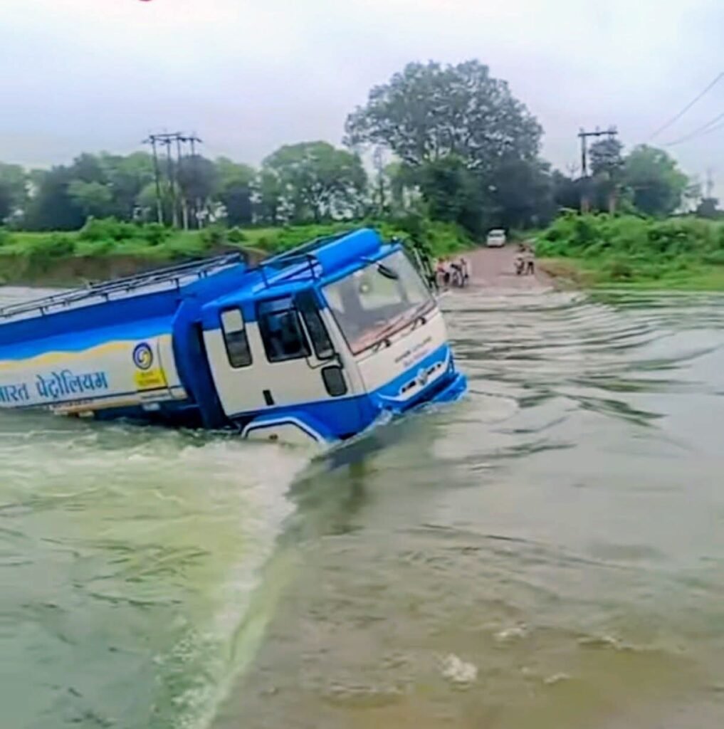 कुजान पुल पर तेज बहाव में बहा पेट्रोल से भरा टैंकर, चालक- परिचालक बाल-बाल बचे। 1 कुजान पुल पर तेज बहाव में बहा पेट्रोल से भरा टैंकर, चालक- परिचालक बाल-बाल बचे। - LALITPUR, उत्तर प्रदेश
