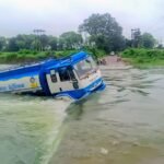 कुजान पुल पर तेज बहाव में बहा पेट्रोल से भरा टैंकर, चालक- परिचालक बाल-बाल बचे।