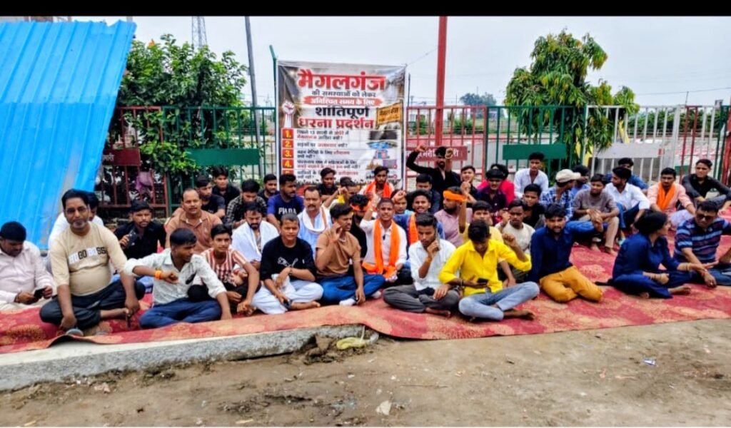 समस्याओं को लेकर लोगों में बढ़ा आक्रोश 1 समस्याओं को लेकर लोगों में बढ़ा आक्रोश - KHERI, उत्तर प्रदेश