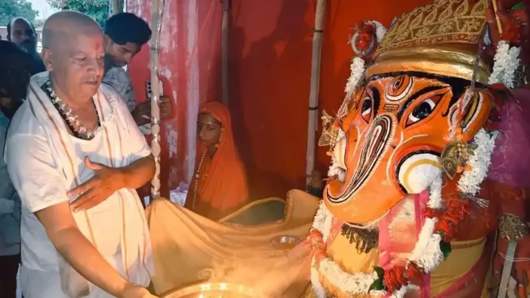 काशी की समृद्ध सांस्कृतिक धरोहर और विश्व प्रसिद्ध रामनगर की रामलीला का सोमवार शाम ‘द्वितीय गणेश पूजन’ के साथ औपचारिक श्रीगणेश हो गया। नगर चौक स्थित ऐतिहासिक ‘रामलीला पक्की’ पर मंग