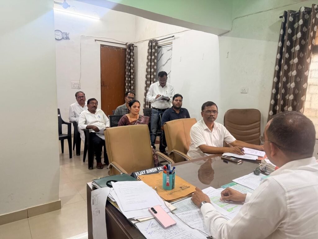 एसडीएम कटंगी विजय सिंह यादव ने राजस्व एवं पंचायत विभाग की समीक्षा के बाद दिए कार्रवाई के निर्देश I निर्देशों का पालन न करने पर आठ कर्मचारियों का तीन-तीन दिन का वेतन राजसात - बालाघाट, मध्य प्रदेश
