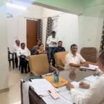 एसडीएम कटंगी विजय सिंह यादव ने राजस्व एवं पंचायत विभाग की समीक्षा के बाद दिए कार्रवाई के निर्देश I निर्देशों का पालन न करने पर आठ कर्मचारियों का तीन-तीन दिन का वेतन राजसात
