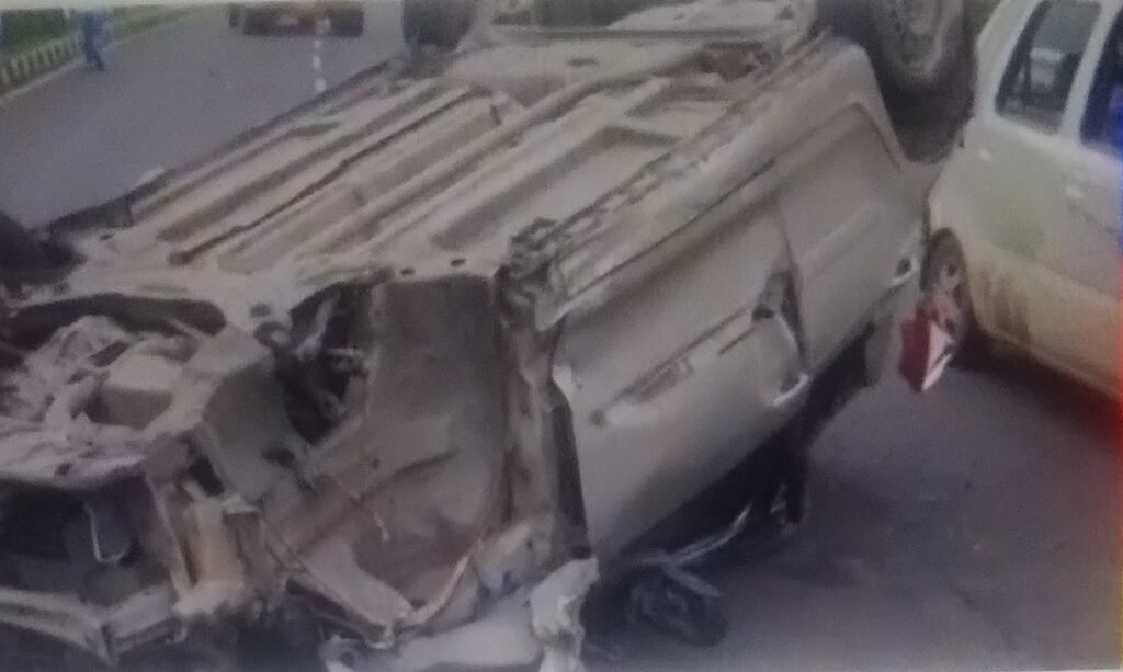 नागपुर के सावनेर पुलिस थाना क्षेत्र - बोरानाडा फ्लाईओवर के पास एक तेज रफ्तार कार पलटी 1 नागपुर के सावनेर पुलिस थाना क्षेत्र - बोरानाडा फ्लाईओवर के पास एक तेज रफ्तार कार पलटी - नागपूर, महाराष्ट्र