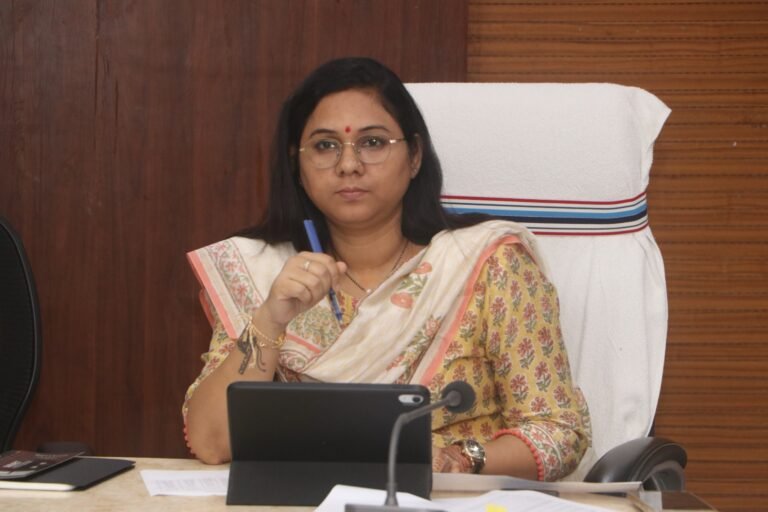 राजस्व अधिकारियों की समीक्षा बैठक संपन्न एग्रीस्टैक किसान पंजीयन में तेजी लाने के निर्देश, लंबित राजस्व प्रकरणों के शीघ्र निराकरण पर जोर