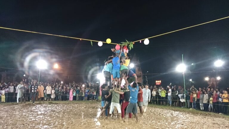 भटगांव के शिव मंदिर प्रांगण में जन्माष्टमी पर भव्य मटकी फोड़ प्रतियोगिता, पहले उतरी बुंदिया टीम ने पहले ही राउंड में फोड़ी मटकी