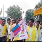 बसनारा में गोंगपा का रणघोष: “विष्णु देव साय मुर्दाबाद, कुसुम दीदी मुर्दाबाद” से दहला सूरजपुर — ढाई घंटे जाम के बाद भी धरना जारी