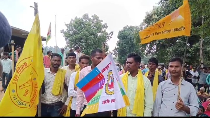 बसनारा में गोंगपा का रणघोष: “विष्णु देव साय मुर्दाबाद, कुसुम दीदी मुर्दाबाद” से दहला सूरजपुर — ढाई घंटे जाम के बाद भी धरना जारी