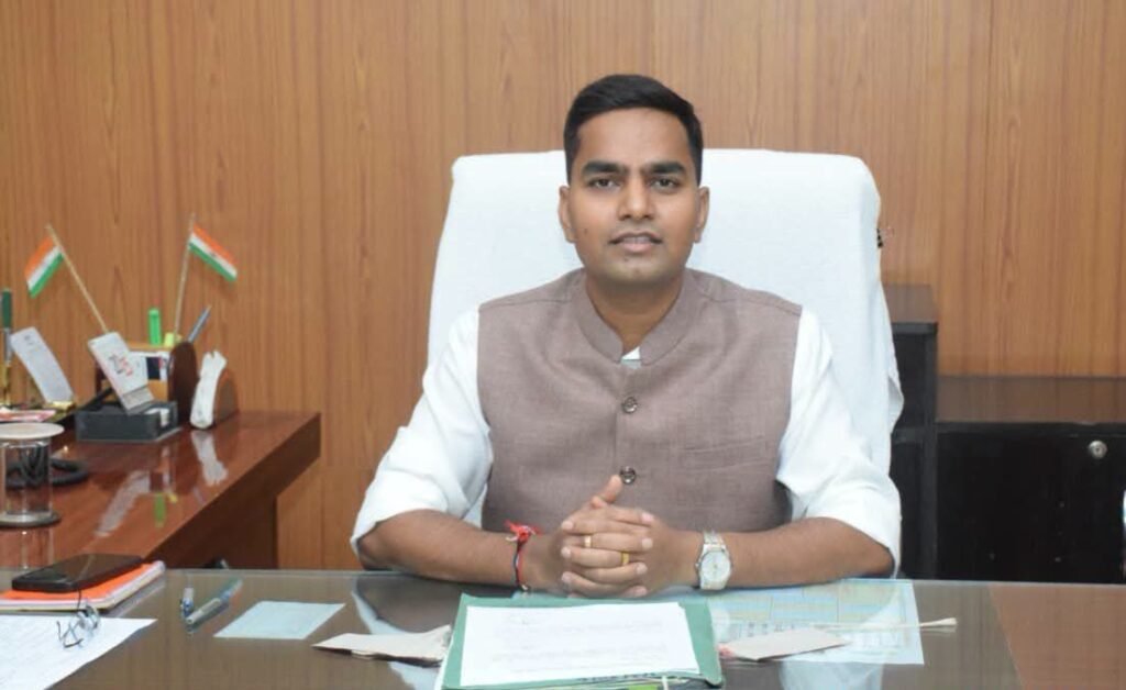 सिंगरौली: जिला पंचायत CEO संघ प्रिय ने संभाला पदभार, कर्मचारियों ने पुष्पगुच्छ भेंट कर किया स्वागत। 1 सिंगरौली: जिला पंचायत CEO संघ प्रिय ने संभाला पदभार, कर्मचारियों ने पुष्पगुच्छ भेंट कर किया स्वागत। - सिंगरौली, मध्य प्रदेश