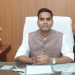 सिंगरौली: जिला पंचायत CEO संघ प्रिय ने संभाला पदभार, कर्मचारियों ने पुष्पगुच्छ भेंट कर किया स्वागत।