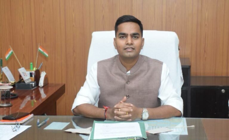 सिंगरौली: जिला पंचायत CEO संघ प्रिय ने संभाला पदभार, कर्मचारियों ने पुष्पगुच्छ भेंट कर किया स्वागत।