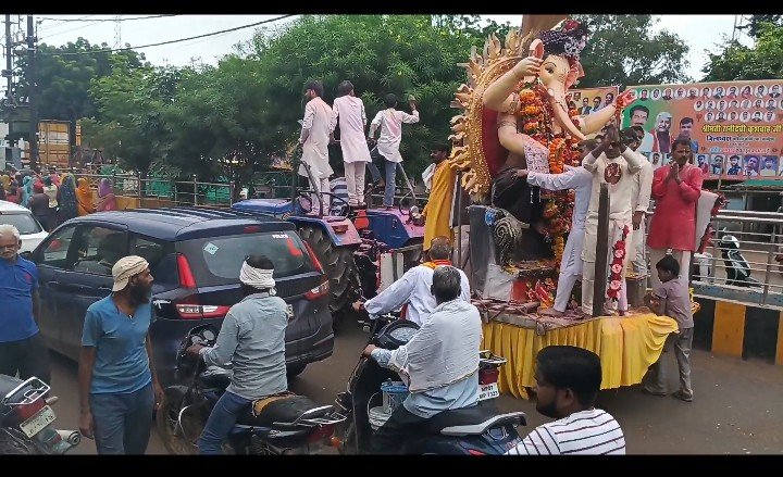 अनंत चतुर्दशी पर गणेश प्रतिमाओ का नदी मे हुआ विसर्जन