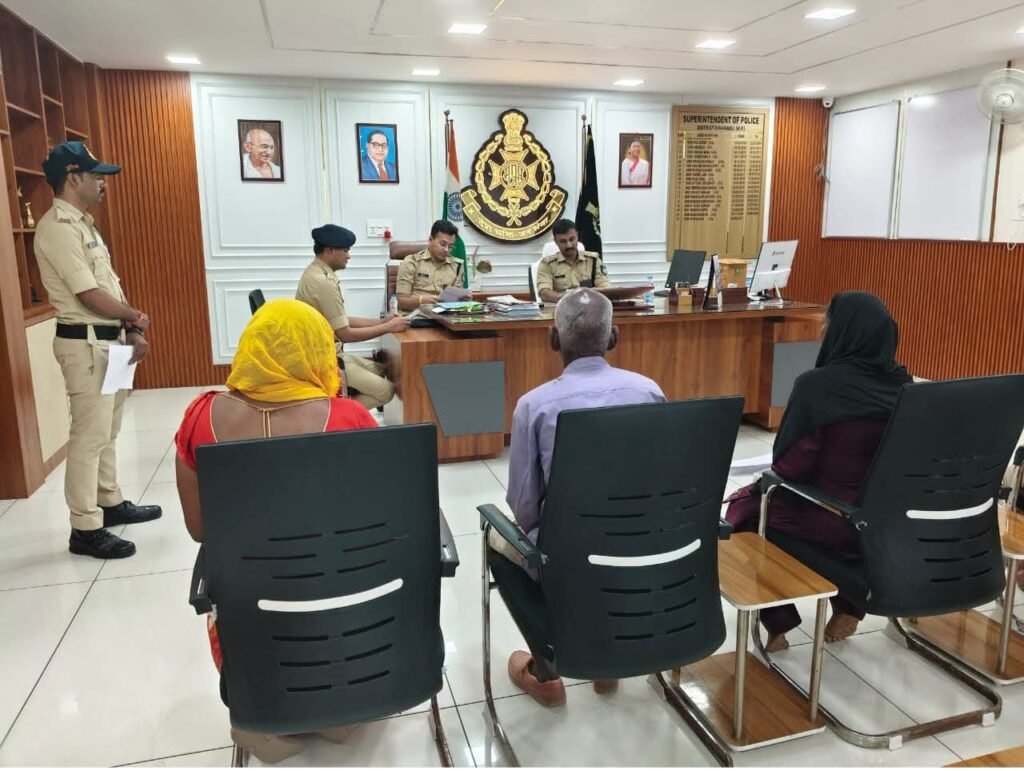 सिंगरौली: पुलिस अधीक्षक श्री षियाज़ के.एम. ने जनसुनवाई में व्यक्तिगत रूप से सुनीं आमजन की समस्याएं। 1 सिंगरौली: पुलिस अधीक्षक श्री षियाज़ के.एम. ने जनसुनवाई में व्यक्तिगत रूप से सुनीं आमजन की समस्याएं। - सिंगरौली, मध्य प्रदेश