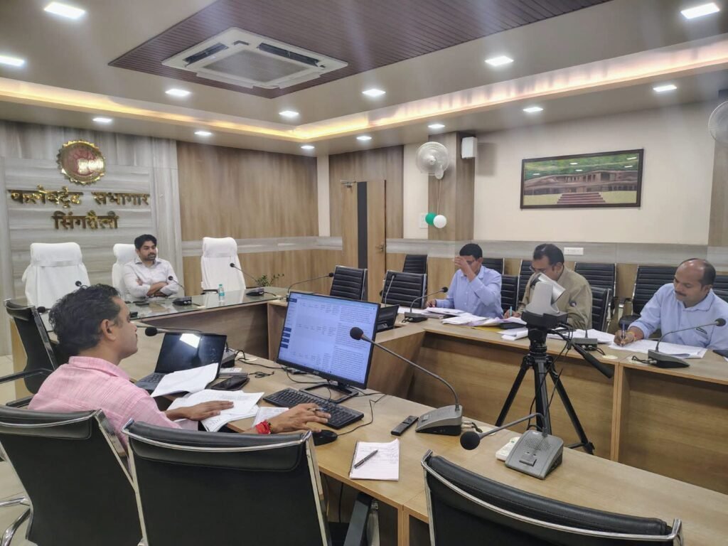 सिंगरौली:  कलेक्टर ने औद्योगिक कंपनियों से संबंधित प्रकरणों की समीक्षा की। विस्थापितों को उनकी योग्यता के अनुरूप रोजगार उपलब्ध कराएं औद्योगिक कंपनियां –सिंगरौली कलेक्टर श्री गौरव ब - सिंगरौली, मध्य प्रदेश