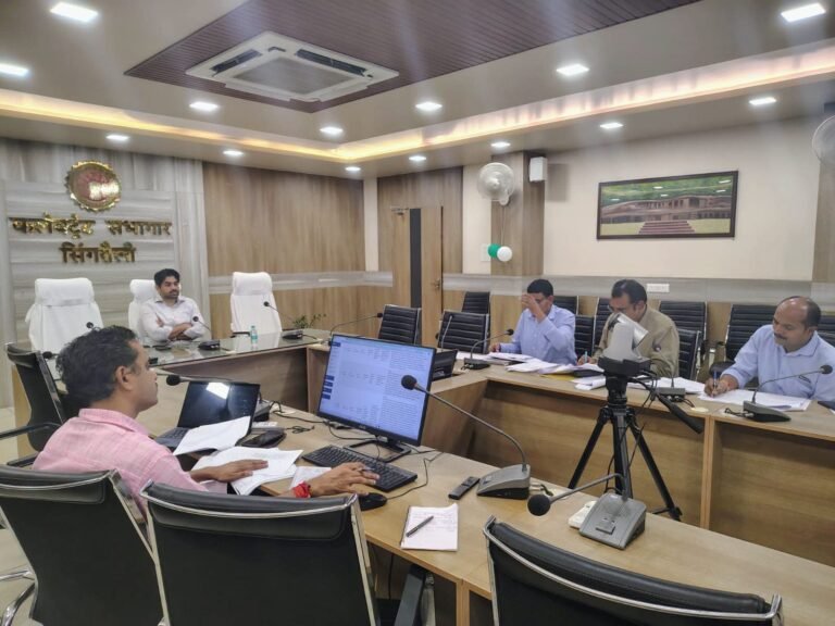 सिंगरौली: कलेक्टर ने औद्योगिक कंपनियों से संबंधित प्रकरणों की समीक्षा की। विस्थापितों को उनकी योग्यता के अनुरूप रोजगार उपलब्ध कराएं औद्योगिक कंपनियां –सिंगरौली कलेक्टर श्री गौरव ब