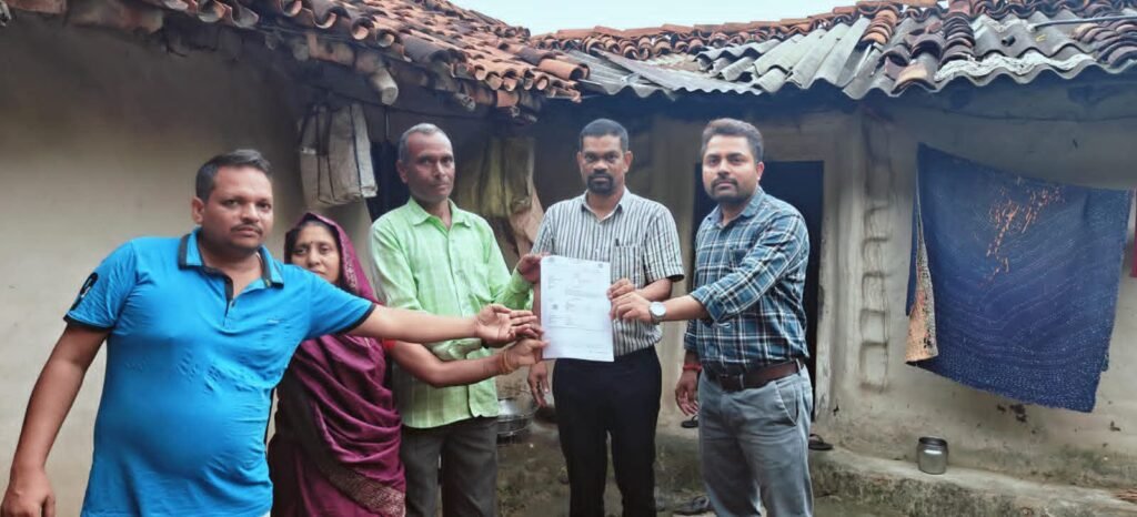 सिंगरौली: स्वामित्व योजना से चित्रकोट कोल को मिला अपनी जमीन का कानूनी अधिकार। - सिंगरौली, मध्य प्रदेश