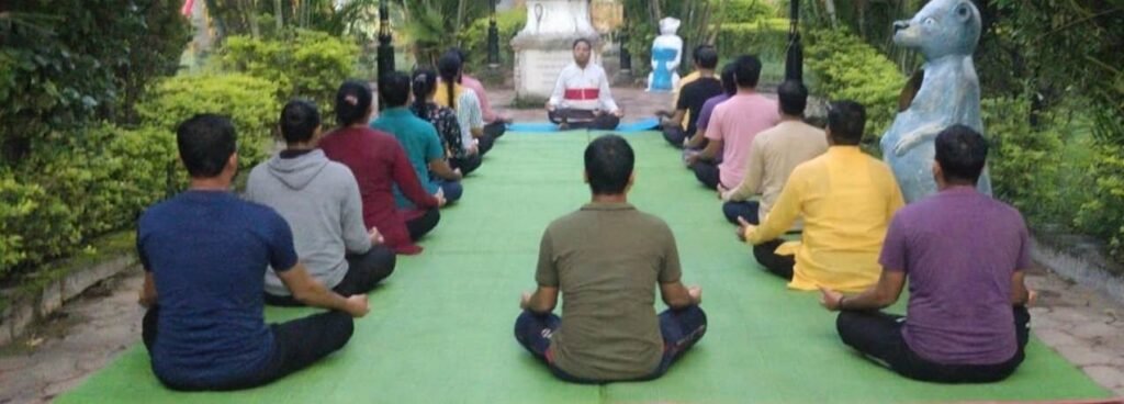 व्यस्त दिनचर्या के बीच सेहत के लिए एक घंटा, नेहरू पार्क में निःशुल्क योगाभ्यास 1 व्यस्त दिनचर्या के बीच सेहत के लिए एक घंटा, नेहरू पार्क में निःशुल्क योगाभ्यास - सूरजपुर, छत्तीसगढ़