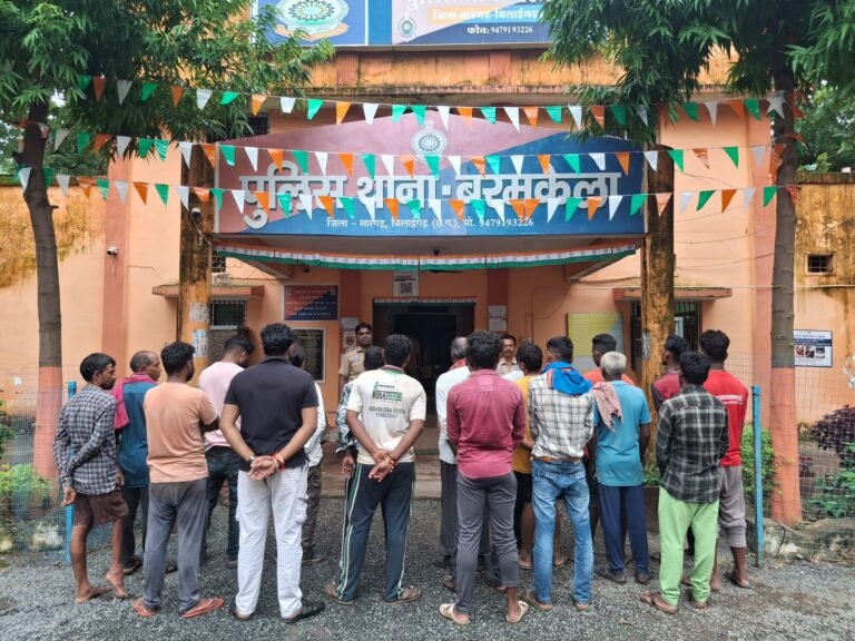 बरमकेला थाना परिसर में 20 निगरानी बदमाशों की परेड,