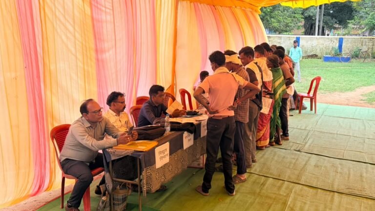 बालाघाट जिले के ग्राम -नारंगी में प्रशासन ने लगाया जनसमस्या निवारण शिविर जाति प्रमाण पत्र से लेकर आधार, संबल, केसीसी और स्वास्थ्य सेवाओं का मिला लाभ