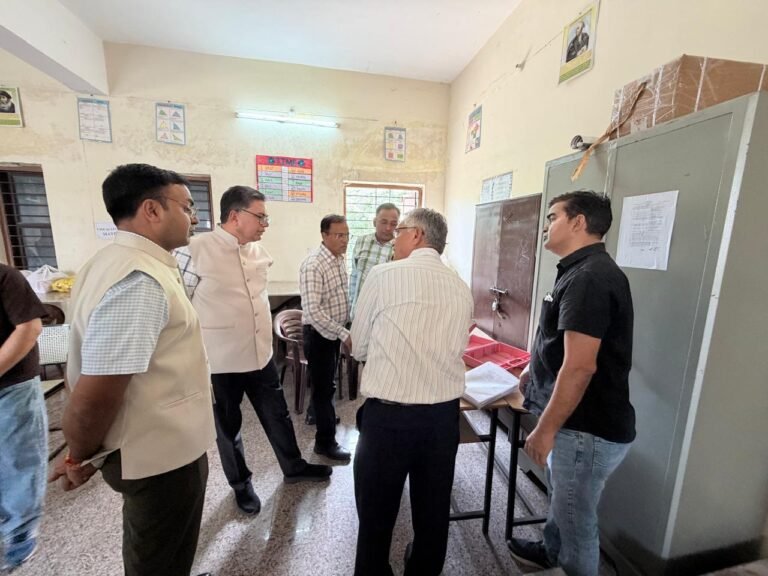 संभाग्य आयुक्त स्वामी व जिला कलेक्टर ने मतदान दलों के प्रशिक्षण का जायजा लिया