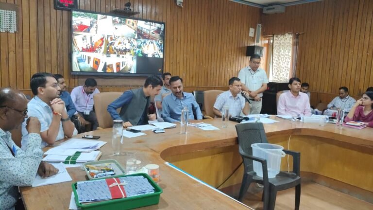 चुनाव चिन्ह मिलते ही तेज हुआ प्रचार, 244 प्रत्याशी मैदान में नाम वापसी के बाद चुनावी तस्वीर साफ, दस वार्डों में लॉटरी से हुआ चिन्हों का आवंटन