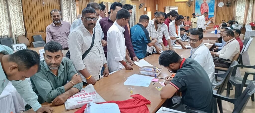 प्रत्याशियों व अभिकर्ताओं को वितरित किए चुनाव परिचय पत्र पांच जोन के लिए बनाए गए अलग-अलग काउंटर, निगम कार्यालय में दिनभर रही भीड़ - PALI, राजस्थान